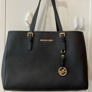 Medium Michael kors tote with divider and a lot of pockets used twice